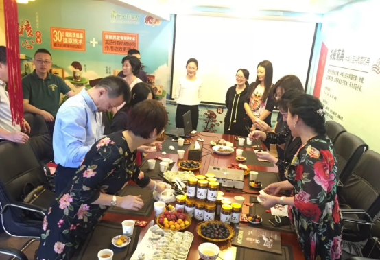 南方传媒集团“巾帼英雄”走进百翠原