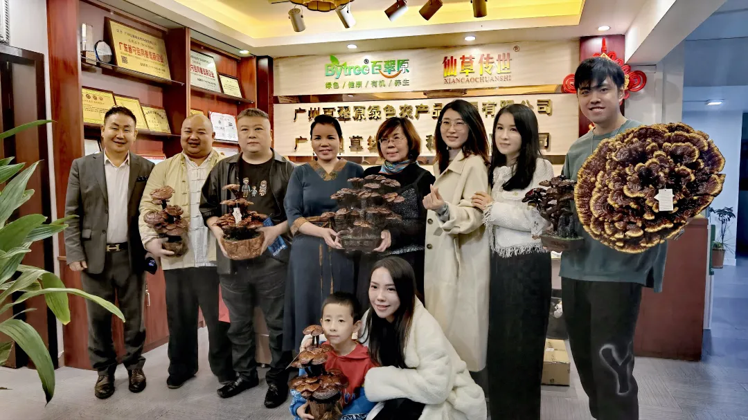 灵芝健康行，共叙同窗情
